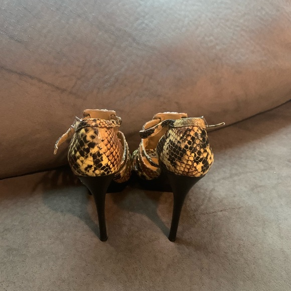 Size 5.5 - Picture 3 of 4